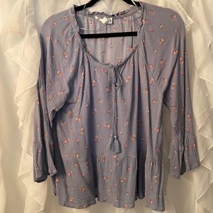 Ladies top, blue with small flowers, crinkly fabric, looks great on!